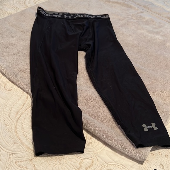 Youth Under Armour  compression tights. 3/4 length.  Youth Large. - Picture 4 of 13